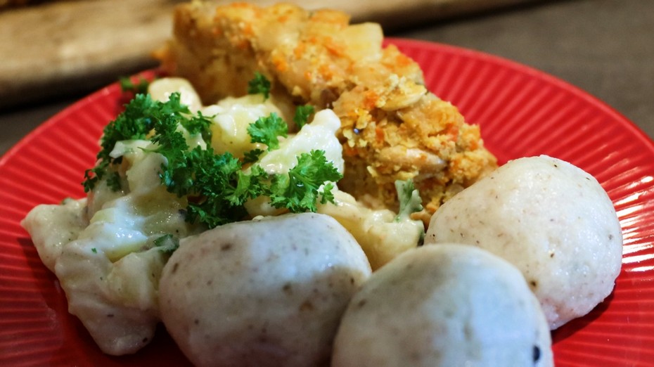 Veganézes burgonyasaláta, gesztenyés babvagdalt és gőzgombóc