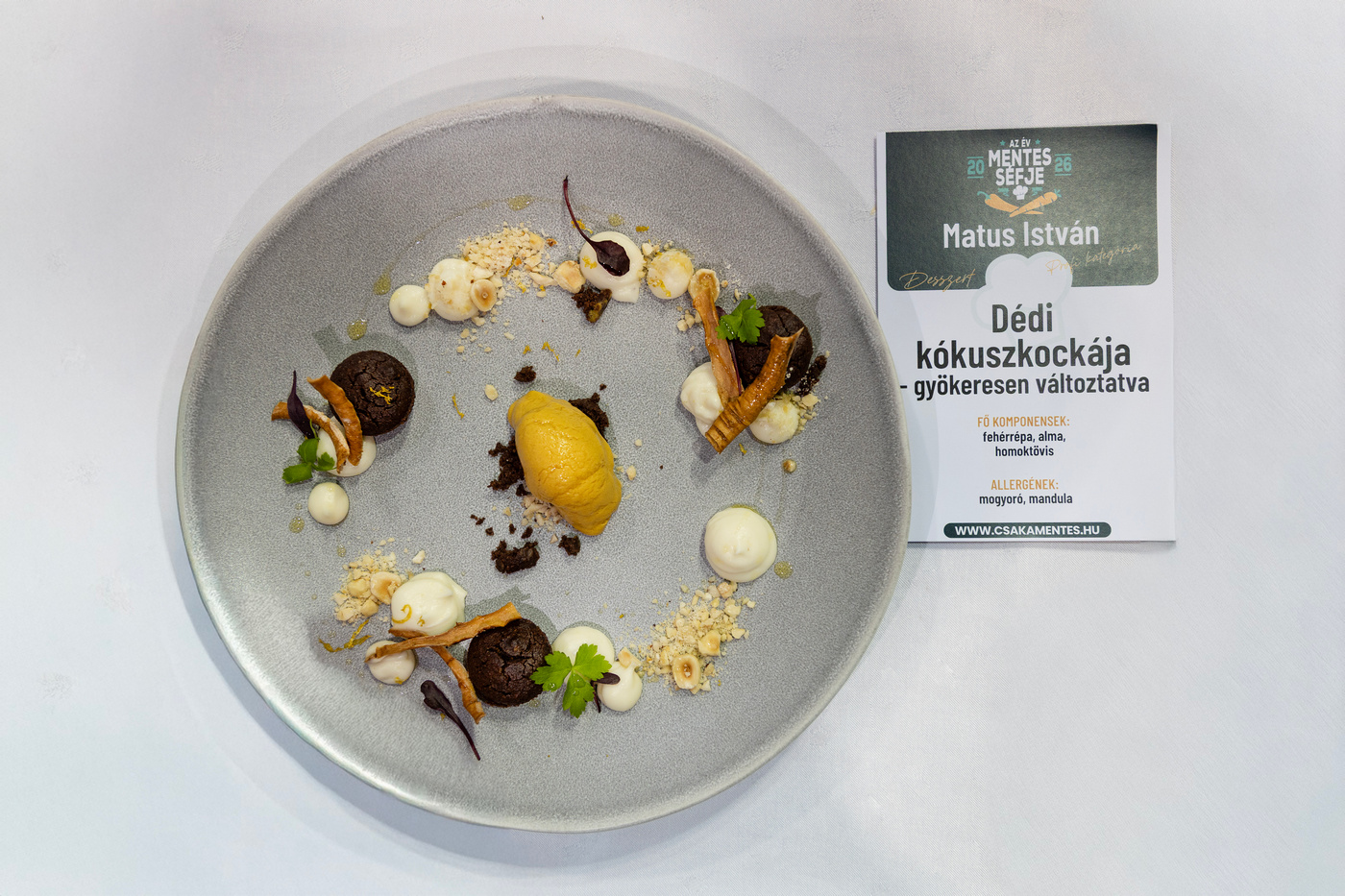 Vegán kókuszkocka homoktövis–alma sorbettel és friss kókuszos fehérrépa krémmel - Év Mentes Séfje 2026 profi kategória győztese -Matus István desszertje