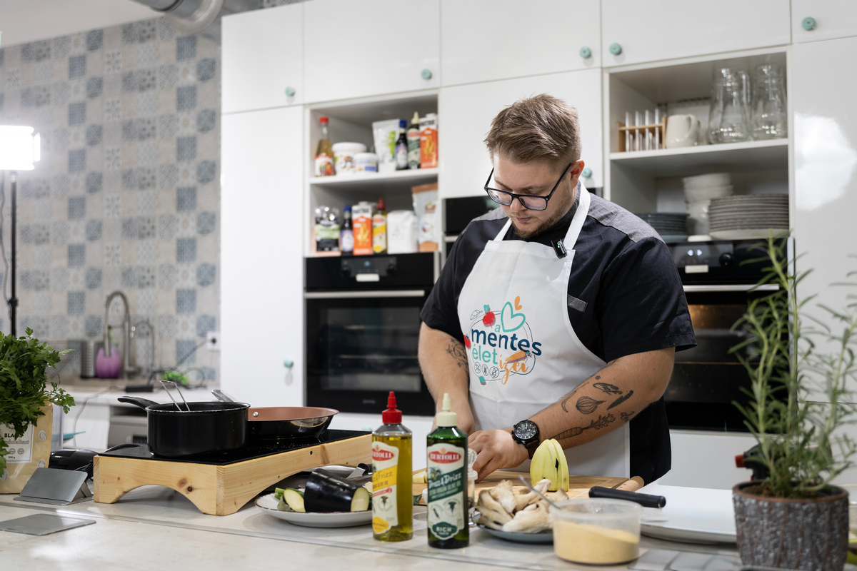 Grillezett polenta Fino Mozzamio vegán mozzarellával, laskagombával és fűszeres padlizsánkrémmel