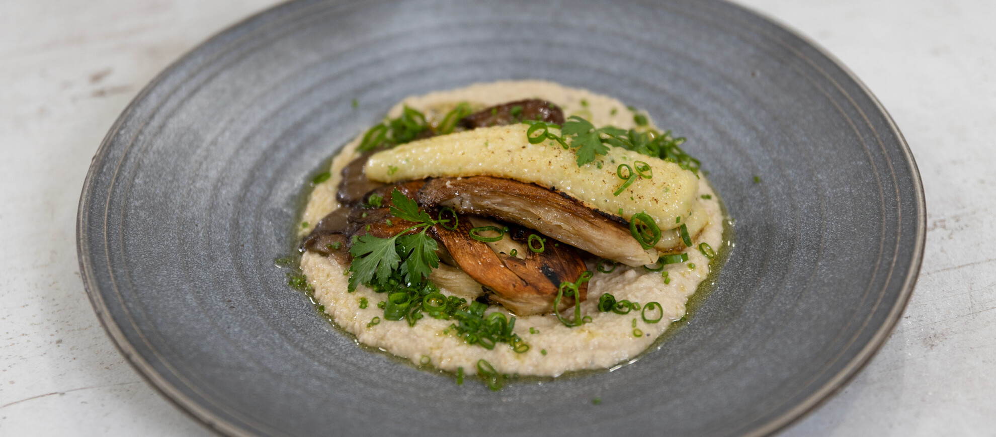 Grillezett polenta Fino Mozzamio vegán mozzarellával, laskagombával és fűszeres padlizsánkrémmel
