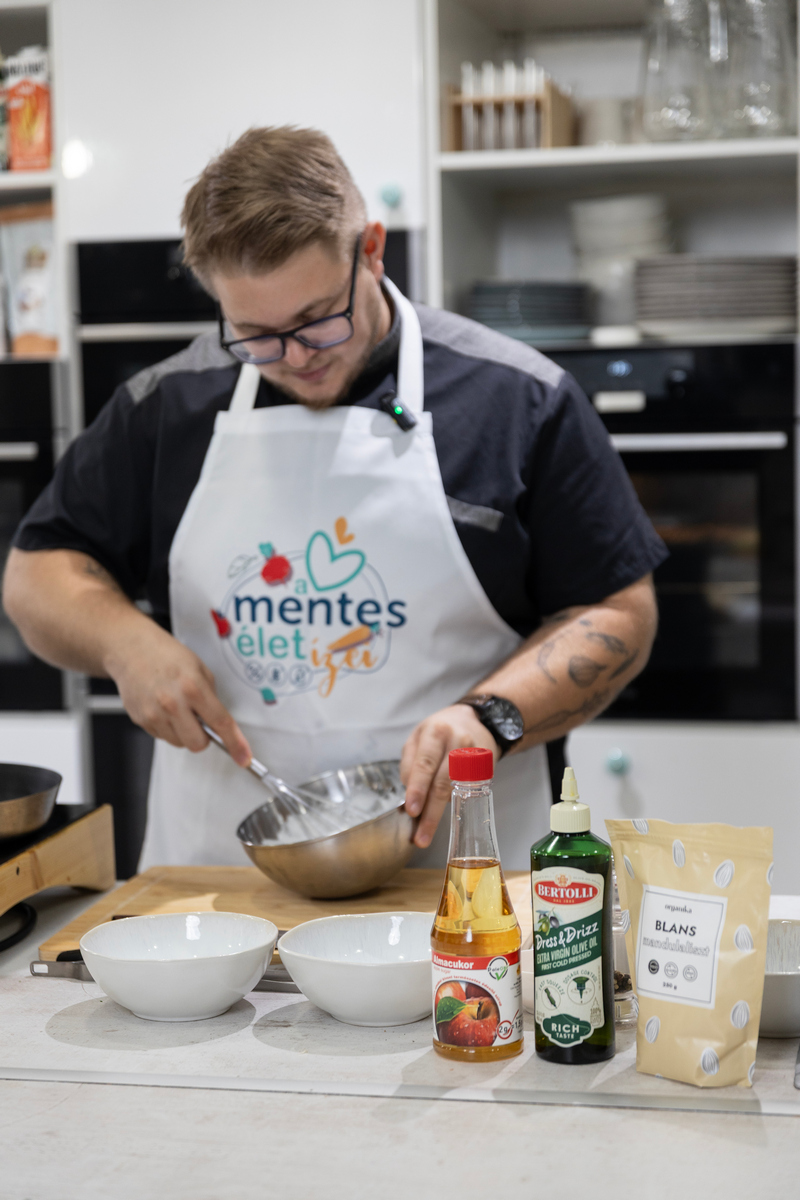 Vegán mascarponekrém whiskeyvel flambírozott eperraguval és mandulamorzsával